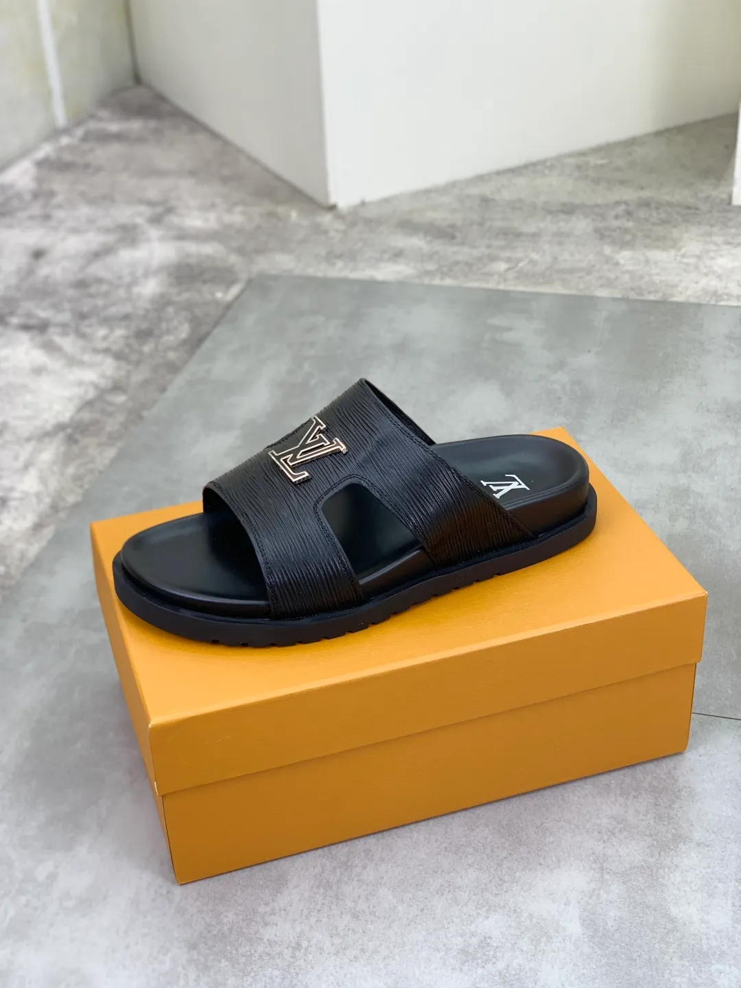 Men's shoes 💰P300💰【New style】🆘 Original quality 【LOUIS VUITTON】The popular Louis Vuitton LV men's slippers on the official website are on sale simultaneously! Original fabric imported from Italy, original factory special supply, code number: 38-44 (45 customized), many colors available